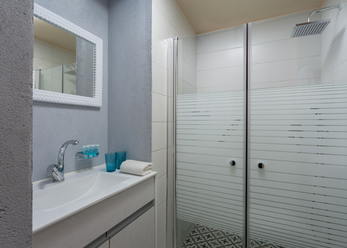 Bathroom 5, Little House in Bakah, Jerusalem