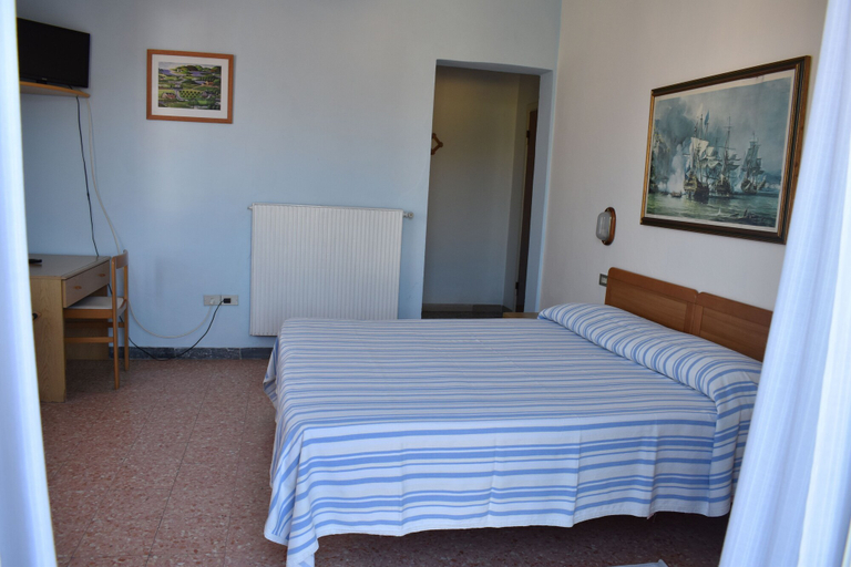 Bedroom 3, Hotel Sole, Massa Carrara