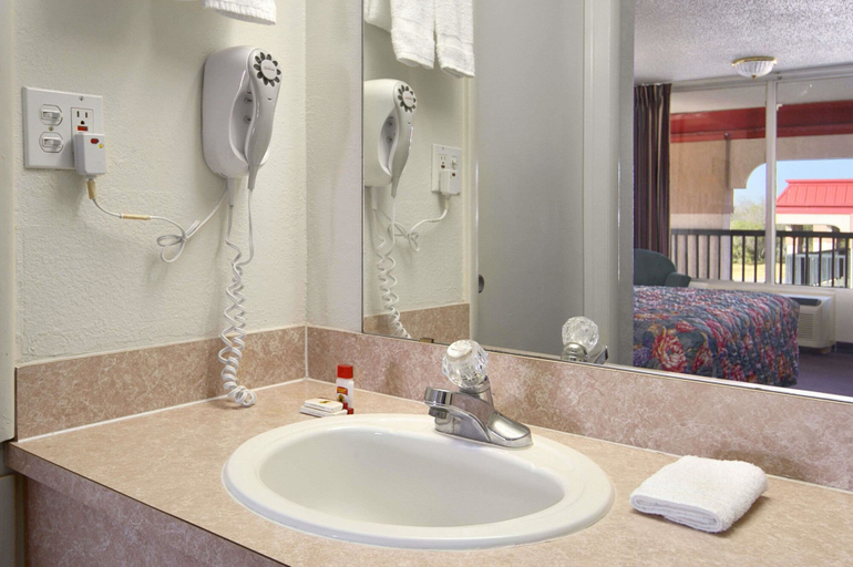 Bathroom 4, Super 8 by Wyndham Oklahoma Fairgrounds, Oklahoma