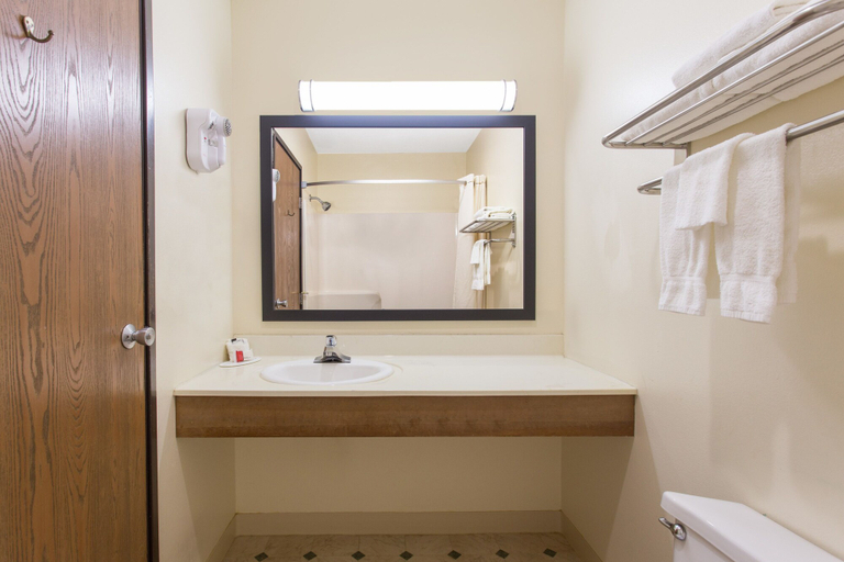 Bathroom 4, Super 8 by Wyndham Eau Claire I-94, Eau Claire