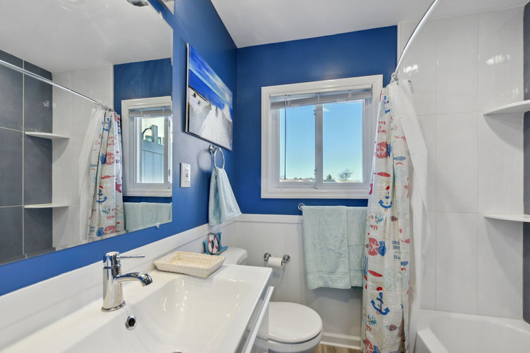 Bathroom 4, Waterfront Beach House, Ocean