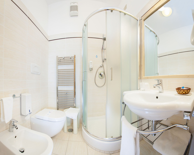 Bathroom 4, La Tonnara, Cosenza