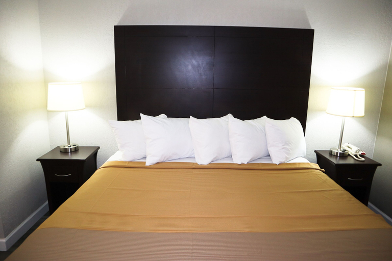 Bedroom 3, Days Inn by Wyndham Moulton, Lawrence