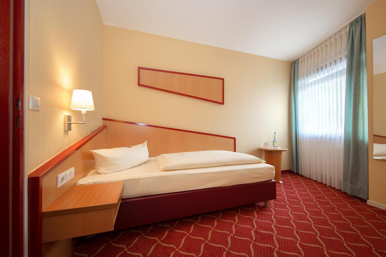 Bedroom 2, Montana Hotel Nürnberg-West, Fürth