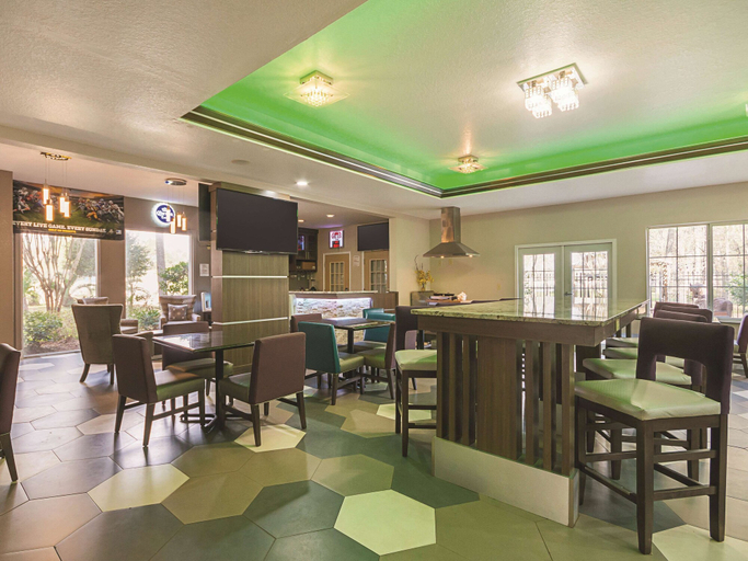 Food & Drinks 5, La Quinta Inn & Suites by Wyndham Kingwood Houston IAH Airpt, Houston