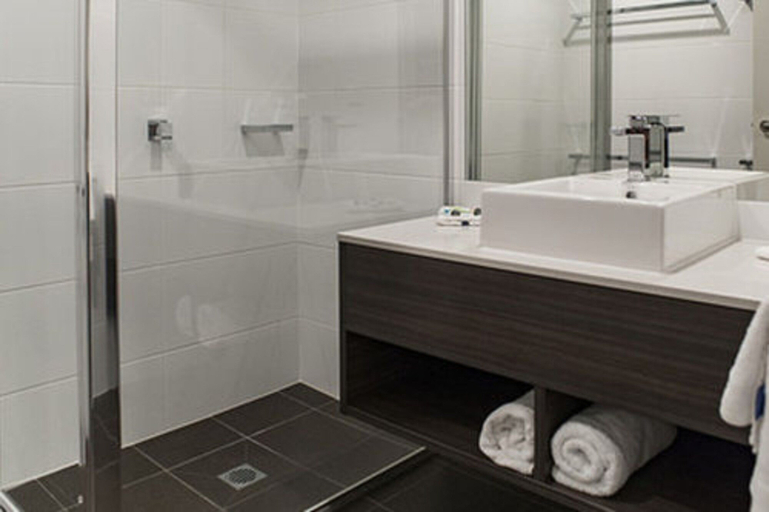 Bathroom 3, Leumeah Lodge, Canberra