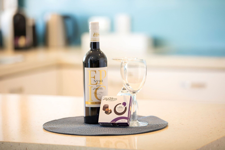Food & Drinks 5, 1BR Coolum Beach Escape Courtyard Pool Spa Tennis, Maroochy - Coastal North
