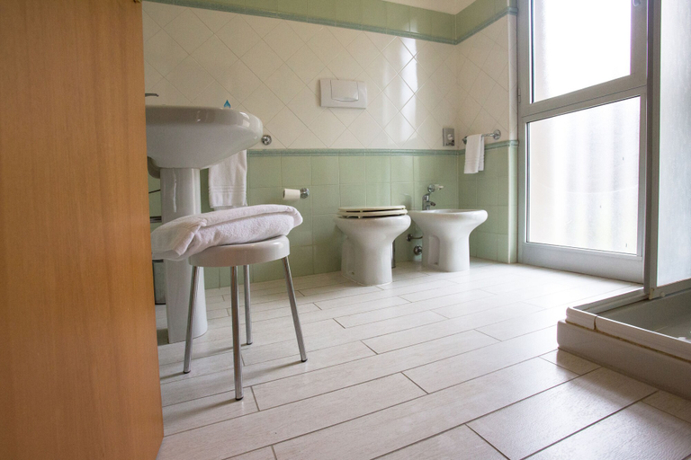 Bathroom 4, Albergo Leonardo, Brescia
