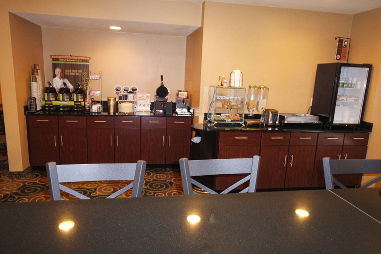 Food & Drinks 5, Cobblestone Inn & Suites - Harper, Harper