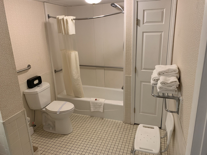 Bathroom 4, Super 8 by Wyndham Sturbridge, Worcester