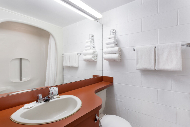 Bathroom 5, Moosejaw Inn, Division No. 7