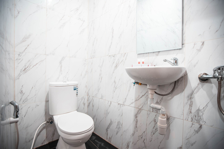 Bathroom 4, OYO 868 Wisma Taisir, West Jakarta