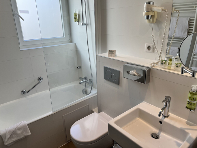 Bathroom 5, Holiday Inn Paris - Auteuil by IHG, Paris