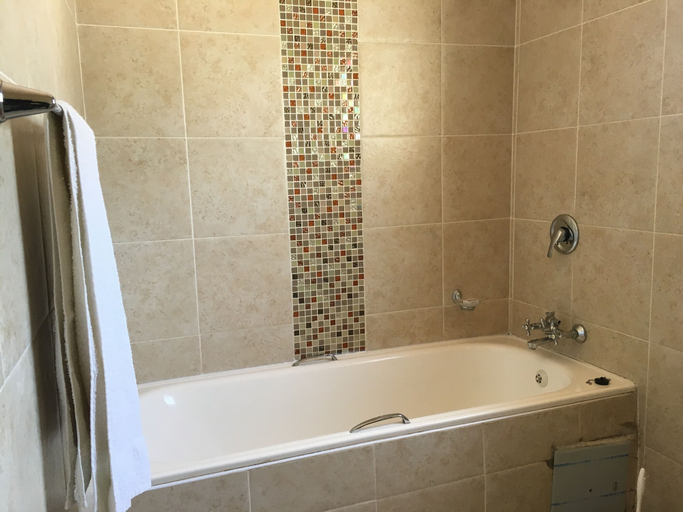 Bathroom 4, Yana Bed & Breakfast, Gaborone