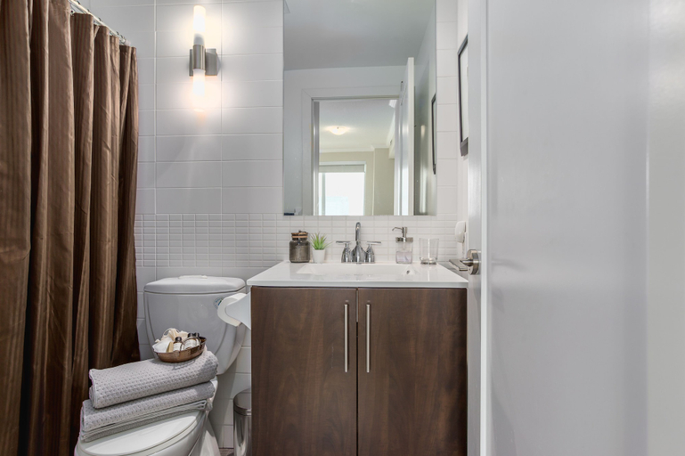 Bathroom 4, QuickStay - Modern 2-Bedroom Condo, Panoramic City Views, Toronto