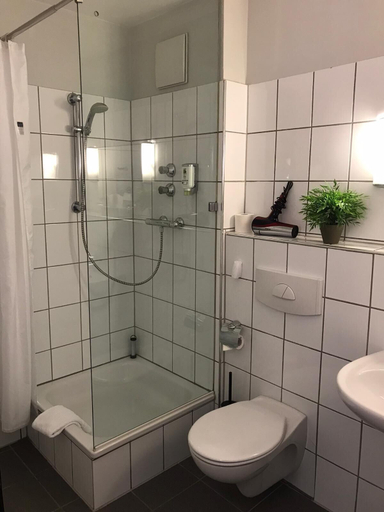 Bathroom 5, Hotel U Mulheim Free Parking Highspeed WiFi, Mülheim an der Ruhr