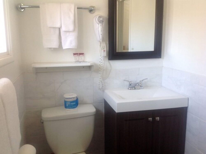 Bathroom 4, Sonoma Lodge, Deschutes
