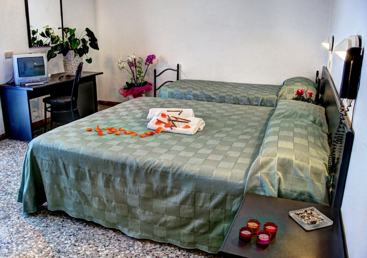 Bedroom 4, Hotel Atlas, Rimini