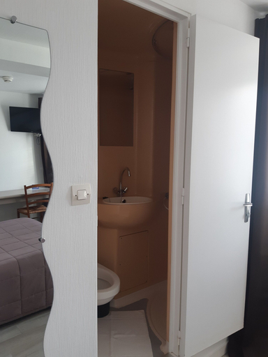 Bathroom 4, Hotel de La Croix de Malte, Manche