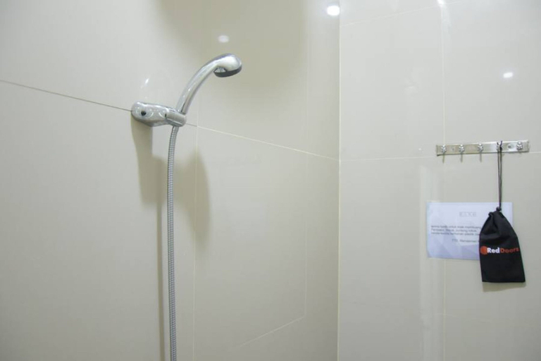 Bathroom 4, RedDoorz near GOR Satria Purwokerto, Banyumas