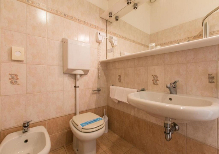 Bathroom 5, Hotel Atlas, Rimini