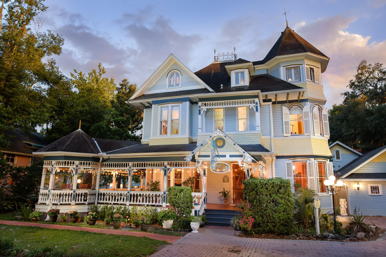 Exterior & Views