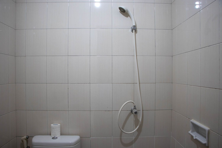 Bathroom 5, Comfy 2BR Apartment at Signature Park Grande By Travelio, Jakarta Timur
