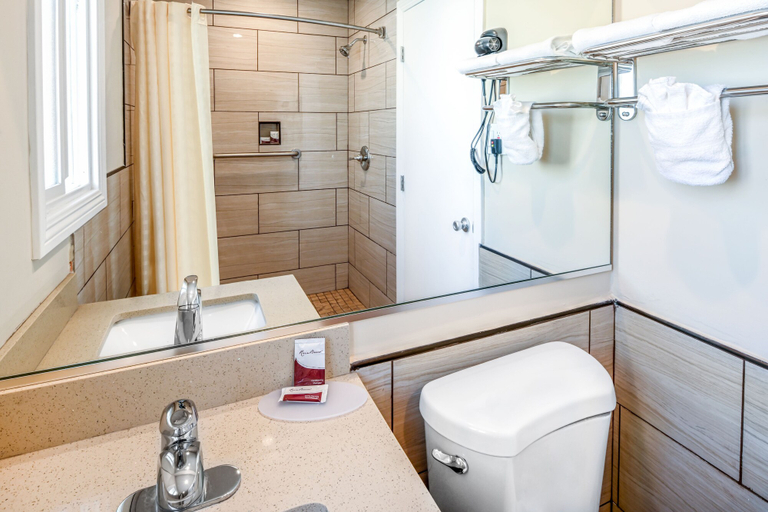 Bathroom 5, Sea Rock Inn - Long Beach, Los Angeles
