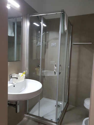 Bathroom 3, Villa Natia, Taranto