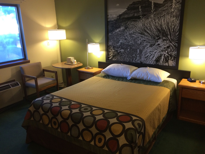 Bedroom 3, Super 8 by Wyndham Buffalo, Johnson