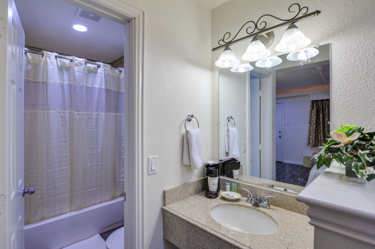 Bathroom 4, Romantic Inn & Suites, Dallas