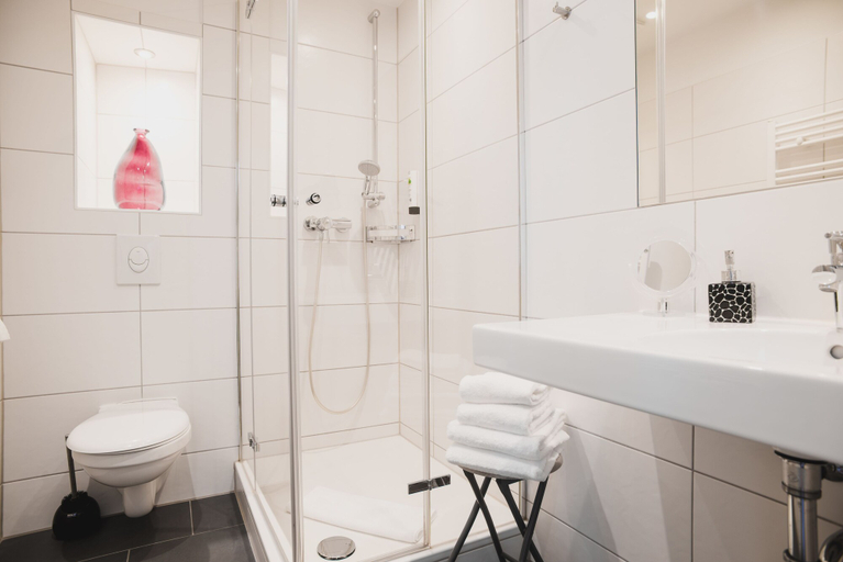 Bathroom 5, Altstadt Hotel Bielefeld, Bielefeld