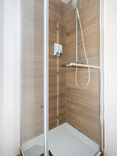 Bathroom 3, Limehome Barcelona Carrer de Fontcoberta, Barcelona