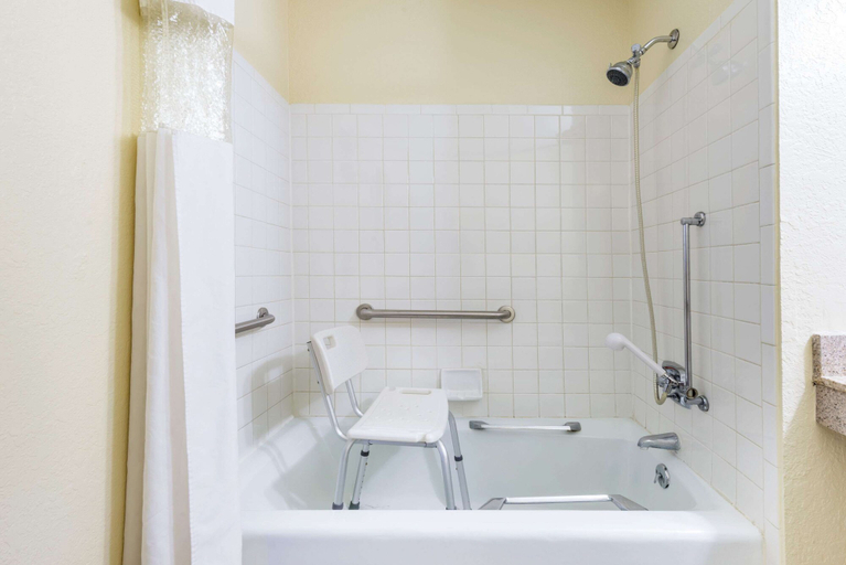 Bathroom 4, Super 8 by Wyndham Franklin/Middletown Area, Warren