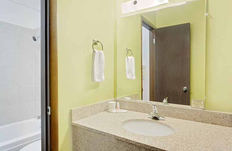 Bathroom 3, Super 8 by Wyndham Sturgeon Bay, Door