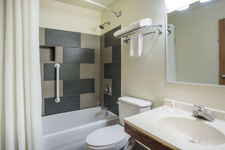 Bathroom 3, Super 8 by Wyndham Salem VA, Salem