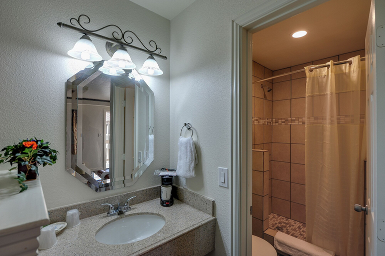 Bathroom 4, Romantic Inn & Suites, Dallas