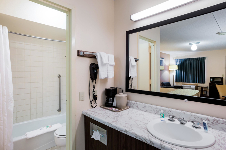 Bathroom 4, Rodeway Inn Sergeant Bluff - Sioux City, Woodbury