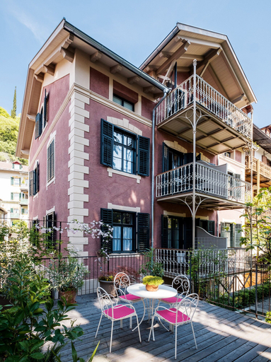 Exterior & Views