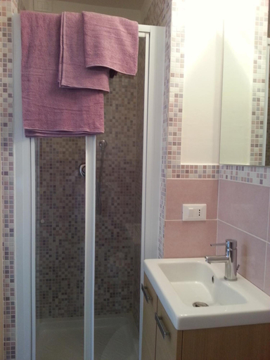Bathroom 3, Gemini Suite, Rome