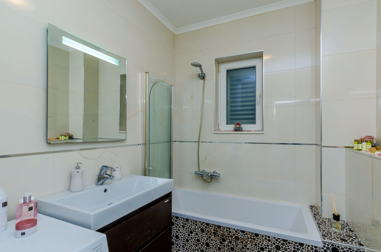 Bathroom 4, Magellan Deluxe Two, Dubrovnik