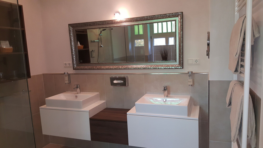 Bathroom 5, Hotel Faldernpoort, Emden