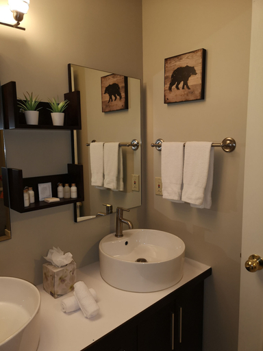 Bathroom 3, Banff Boundary Lodge, Division No. 15