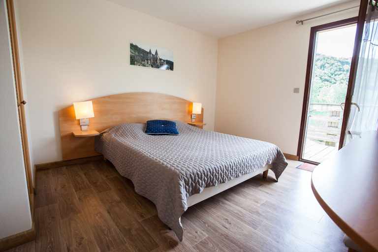 Bedroom 2, L'Hôtel Lac des Graves, Cantal