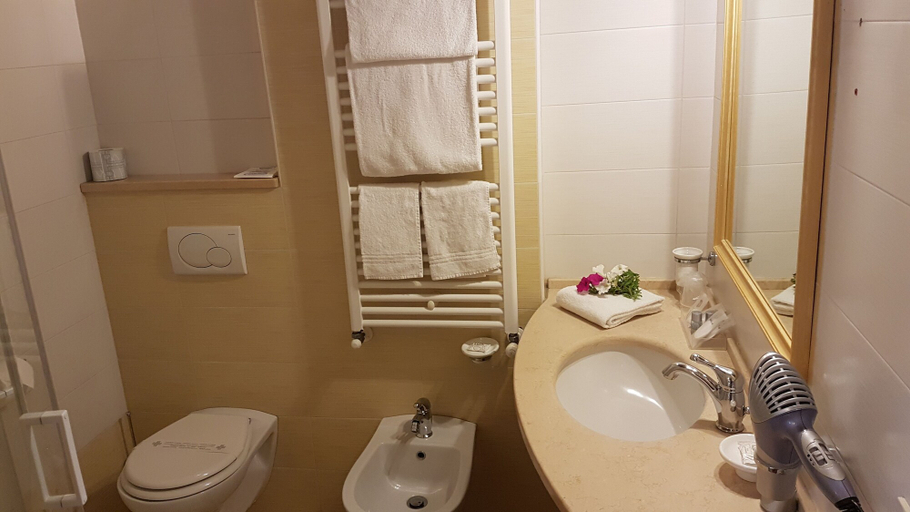 Bathroom 4, Casal Sant' Elena, Lucca