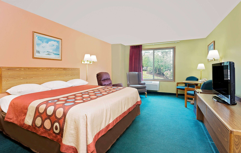 Bedroom 2, Super 8 by Wyndham Sturgeon Bay, Door