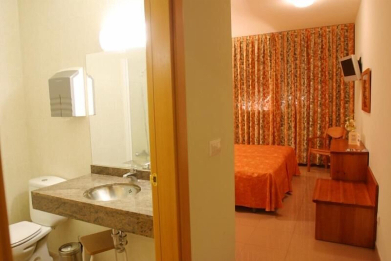 Bathroom 5, Hotel Fonda Neus, Barcelona