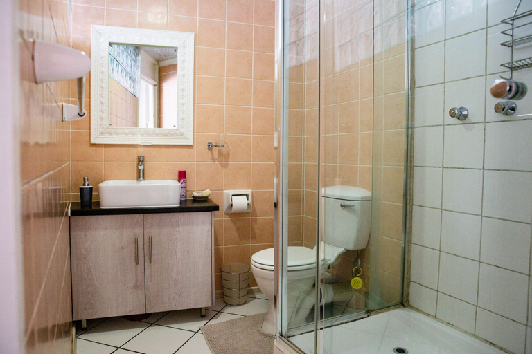 Bathroom 4, Woodpecker Guesthouse, Thabo Mofutsanyane