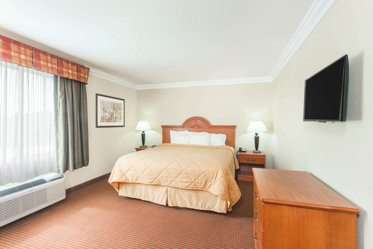 Bedroom 2, Days Inn by Wyndham Carlsbad, San Diego