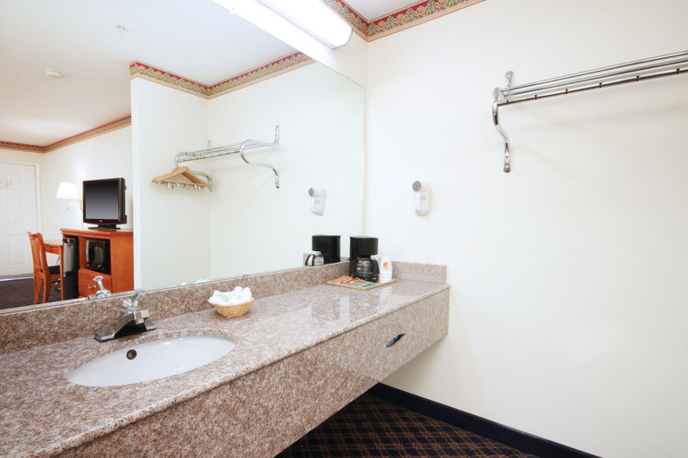 Bathroom 4, Super 8 by Wyndham Arlington Near AT&T Stadium, Arlington